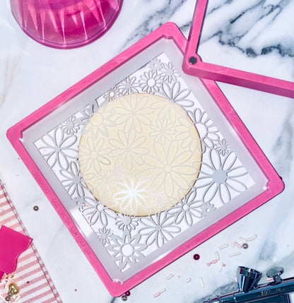 Magnetic Cookie Stencil Holder, Wooden Cookie Stencil Frame for Royal Icing  Airbrush, Decorating Baking Tools , Compatible with Stencil Genie Template  : : Home